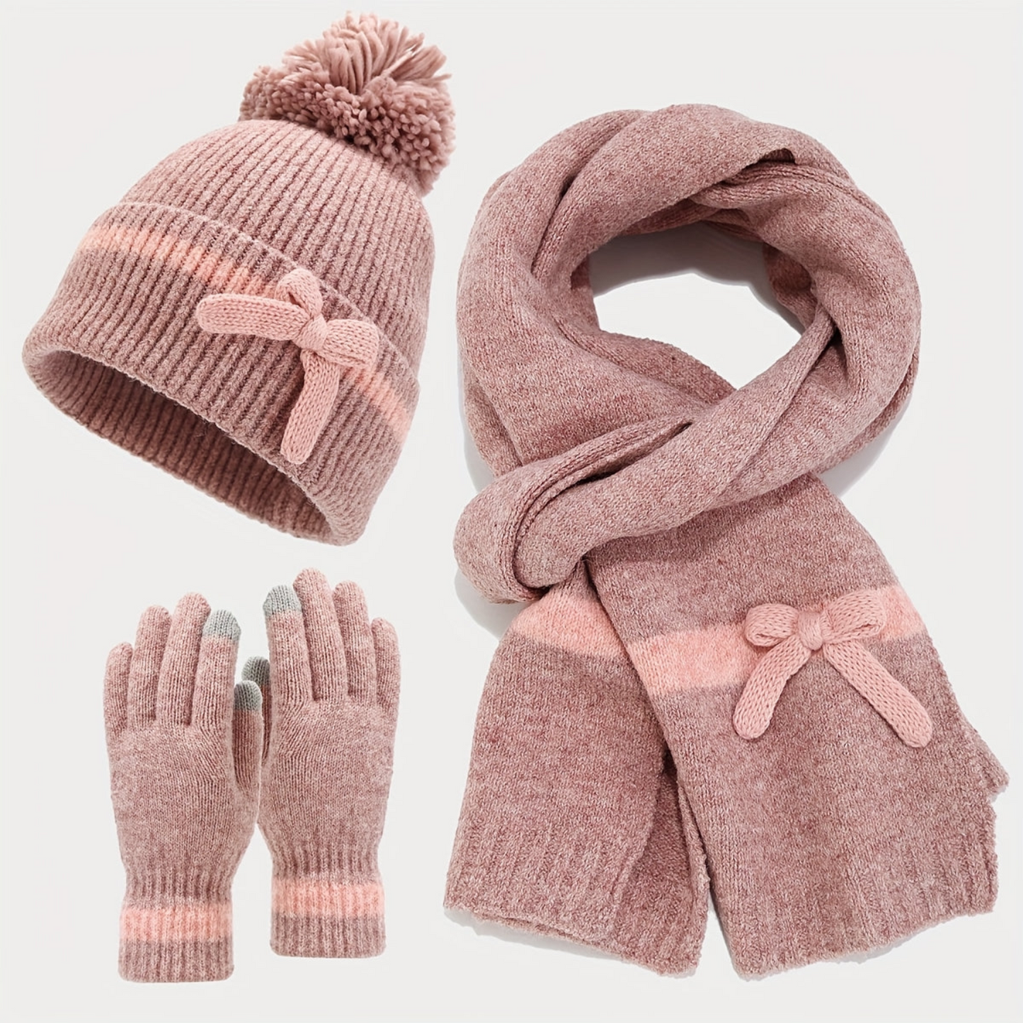 Gestricktes Winterset mit Mütze, Schal und Handschuhen, Pompon & Schleife, Beige