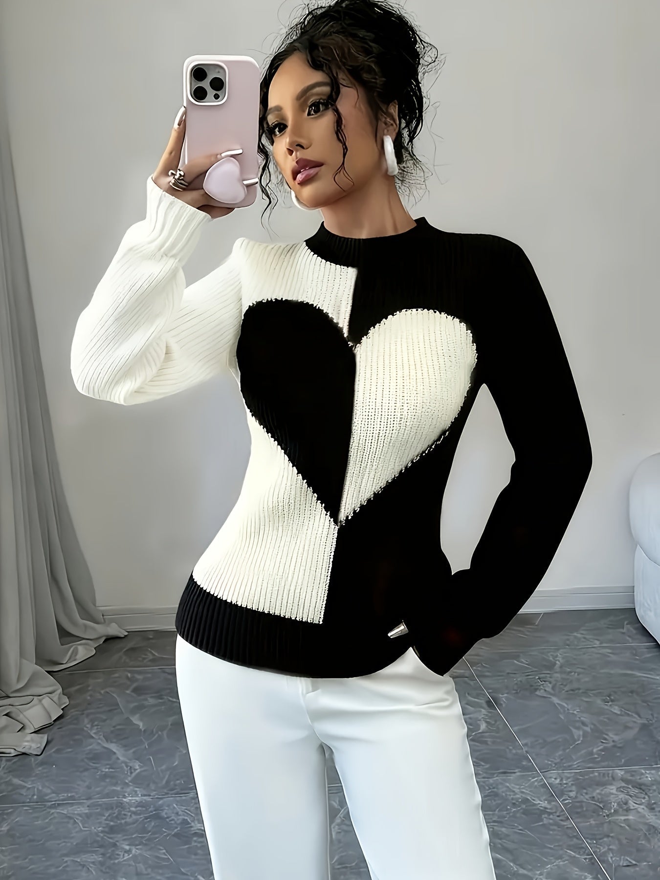 Pullover in maglia bicolore con motivo a cuori e collo alto da donna