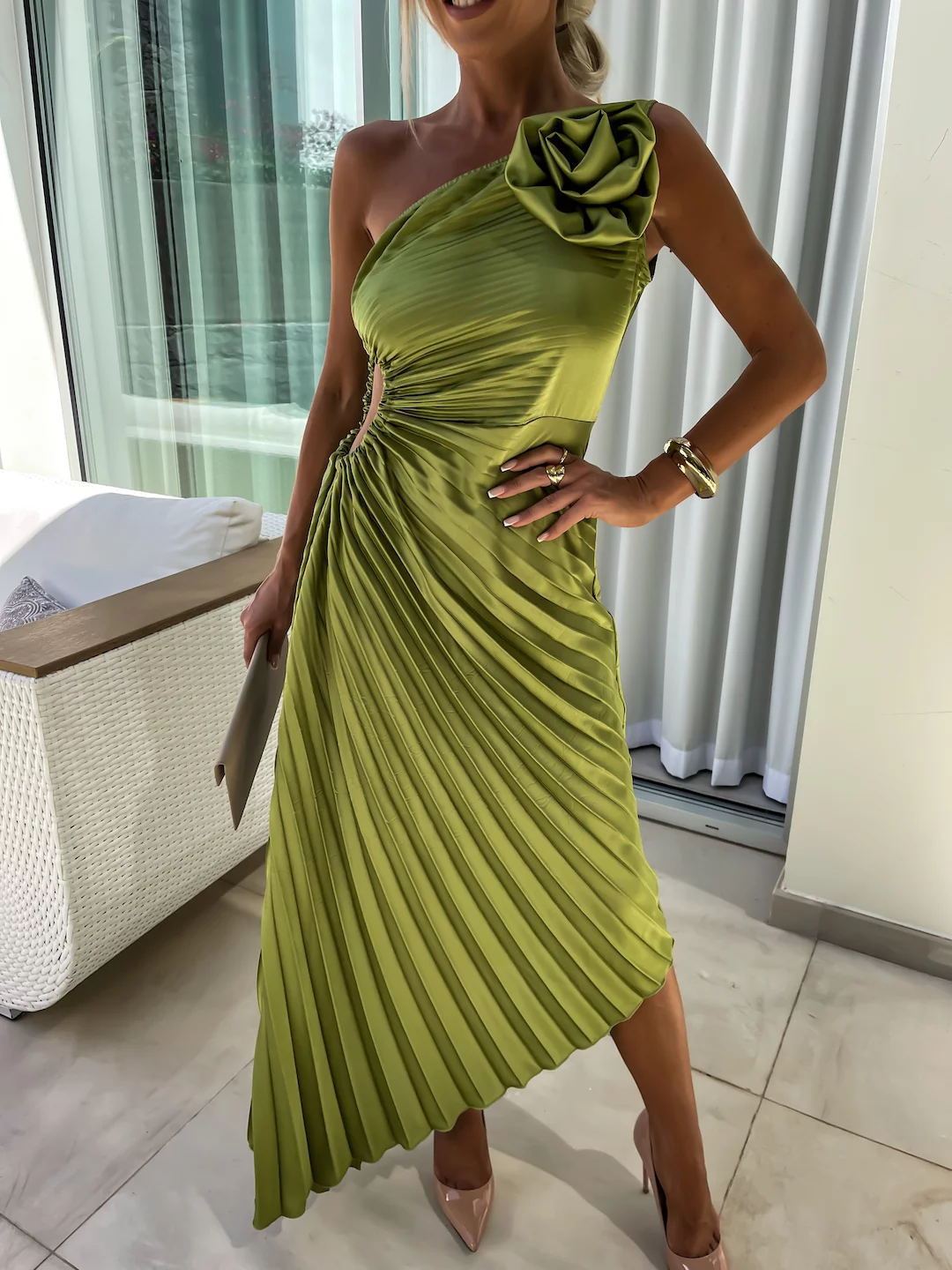 Abito cocktail plissé monospalla da donna con applicazione floreale – Elegante abito da sera asimmetrico per feste ed eventi