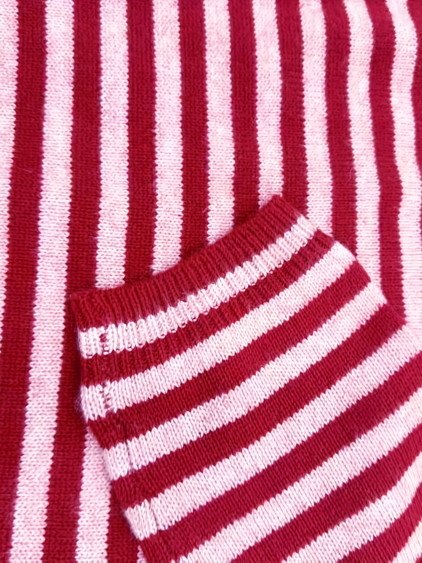 Damski sweter dziany w paski – elegancki casual na jesień i zimę