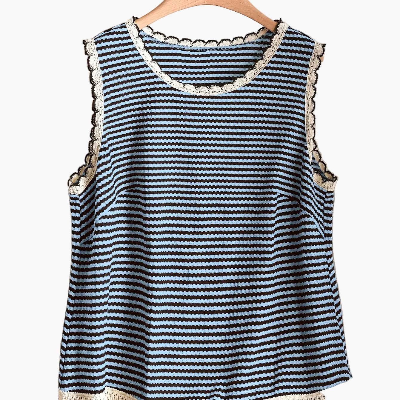 Dame strikket topp i boho-stil med striper og frynser, ermeløs – Perfekt for vår og sommer