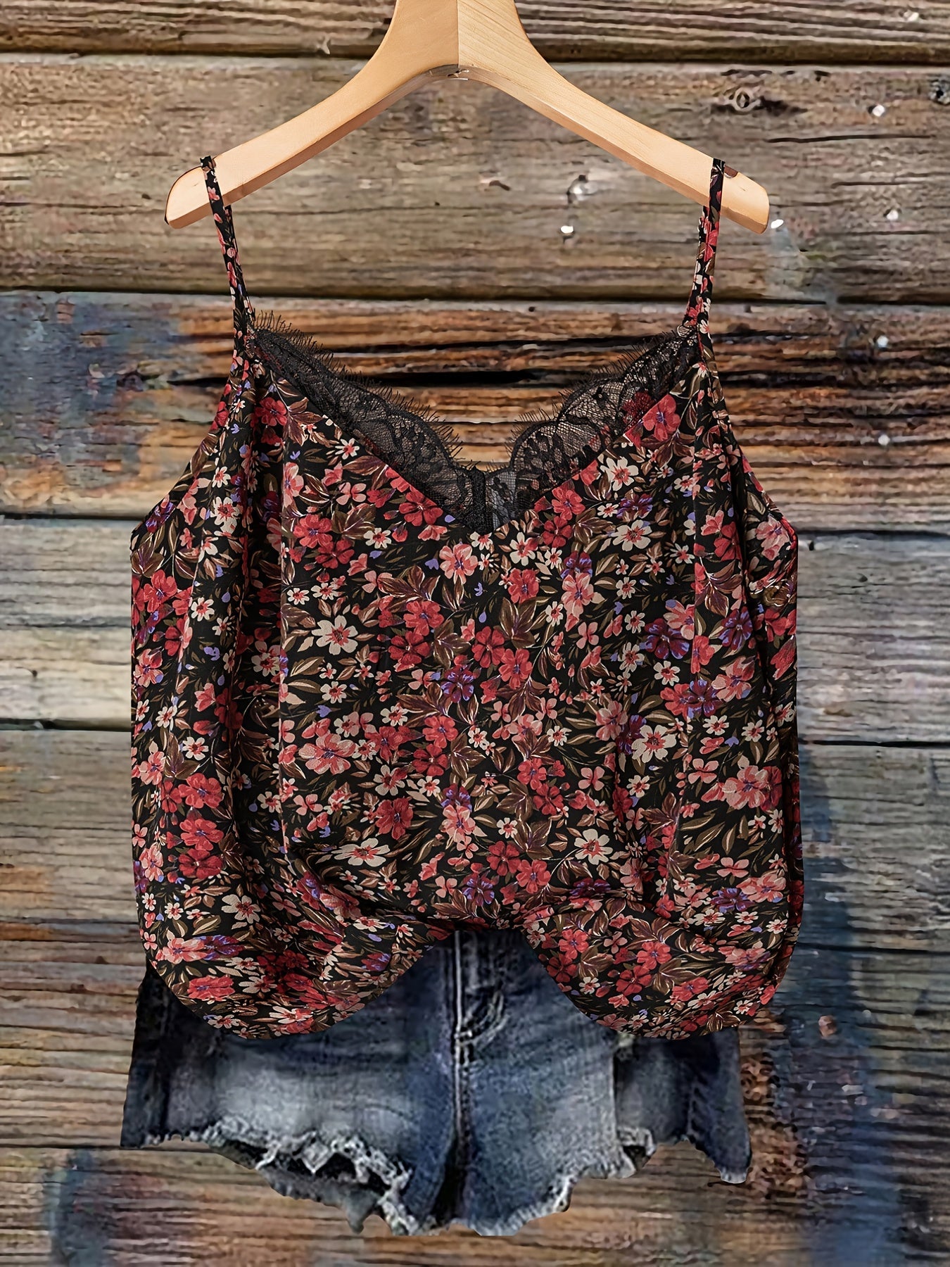 Dame sommer-top med blomsterprint og blonder – afslappet camisole til hverdag og ferie
