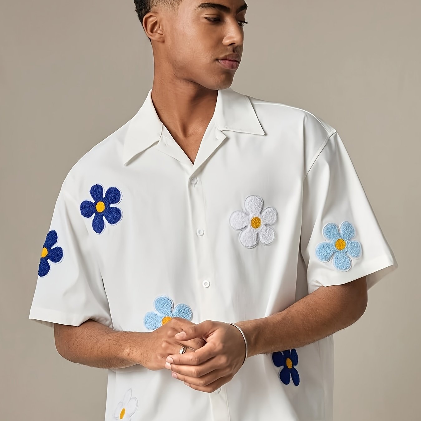 Herre kortermet fritidsskjorte med blomsterapplikasjoner – Moderne camp-krage design for hverdag og sommer
