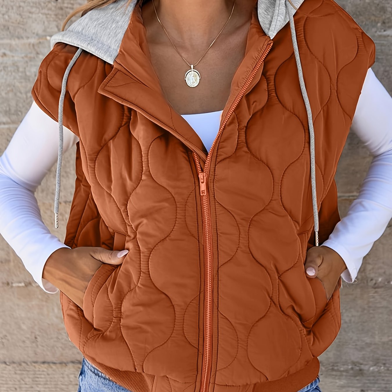 Gewatteerd damesvest met capuchon, roestbruin, mouwloos