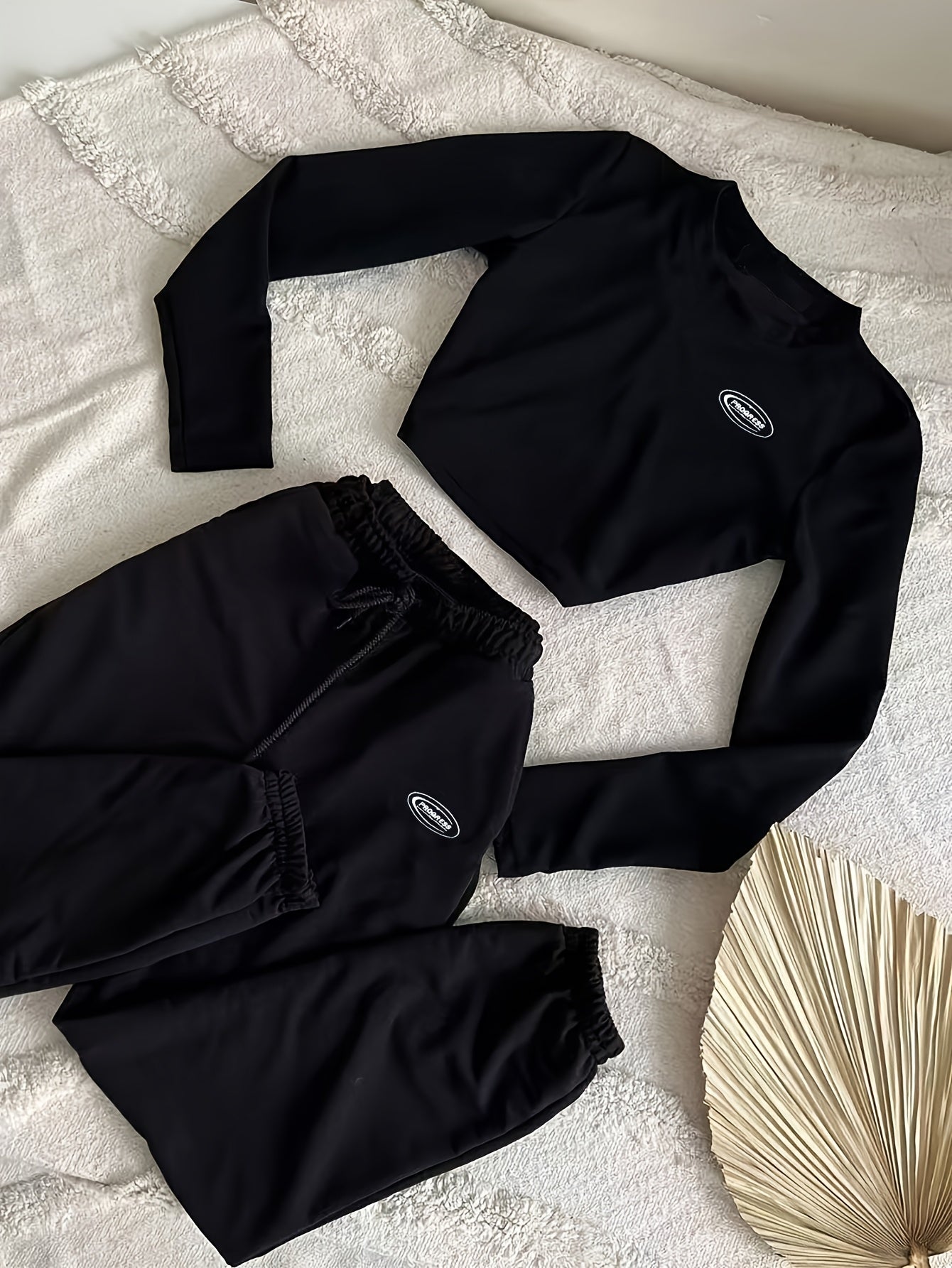 Dames joggingpak in twee delen, zwart cropped topje en joggingbroek