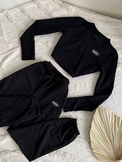 Dames joggingpak in twee delen, zwart cropped topje en joggingbroek