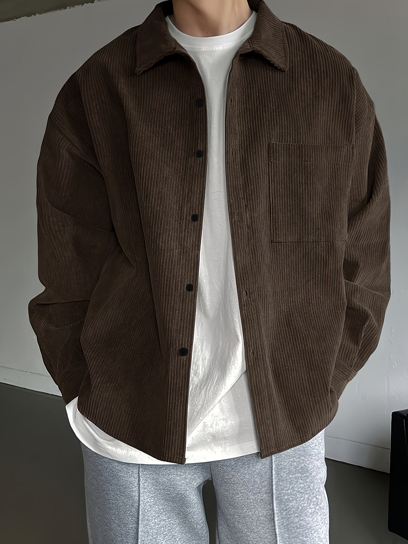 Chaqueta camisa casual oversize para hombre con botonadura – Look moderno de ocio