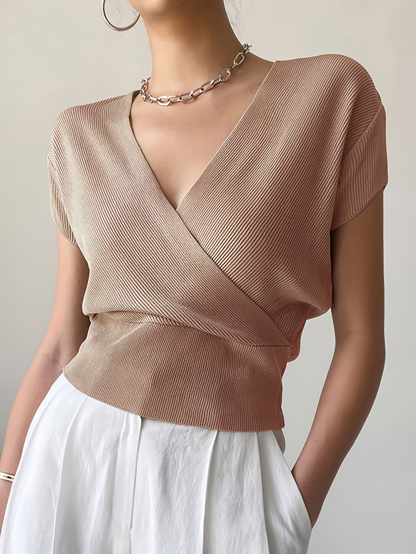 Dames wikkelshirt met V-hals en korte mouw – Modern vrijetijdstopje
