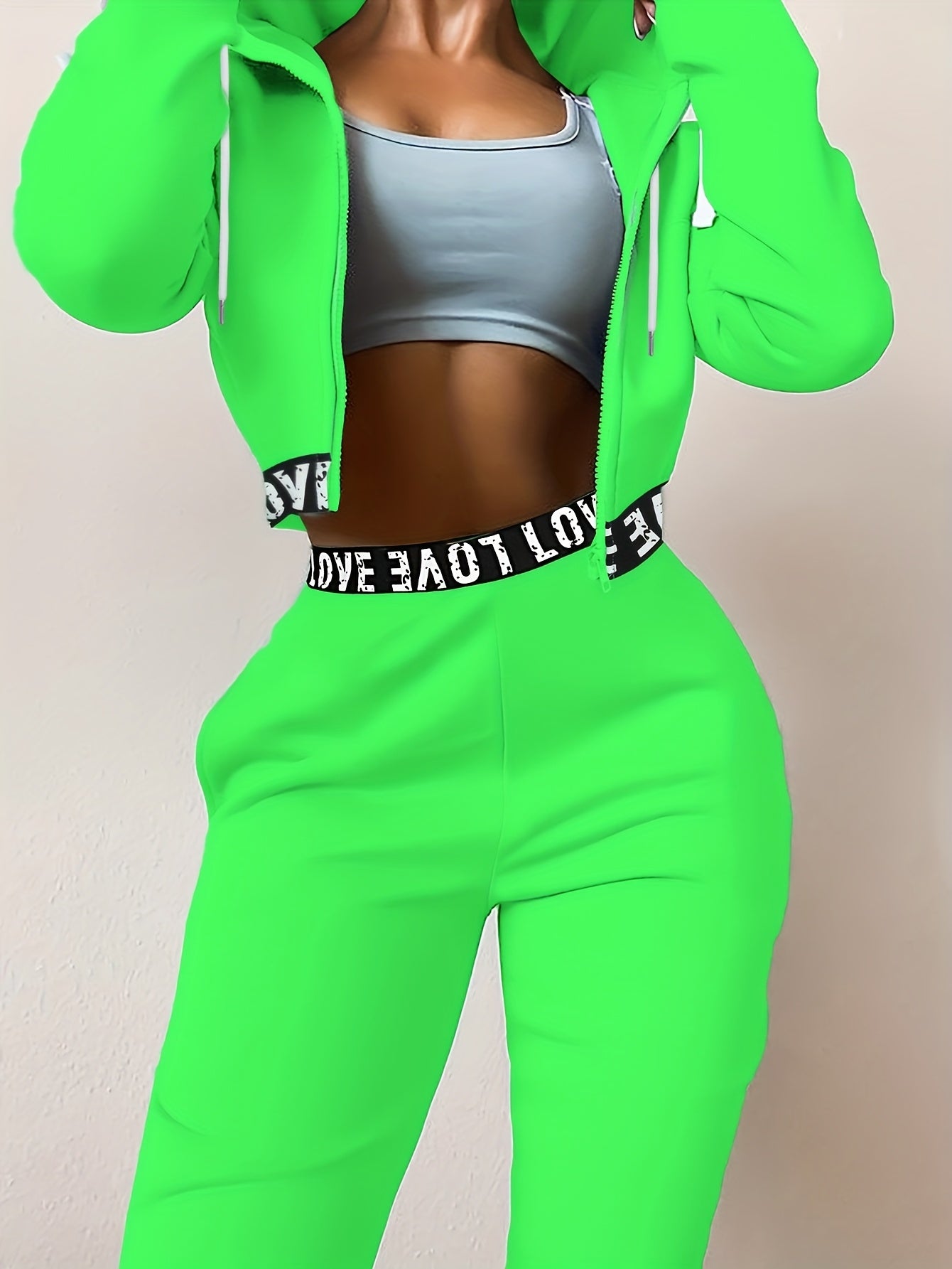 Sportieve dames-loungewear-tweedelige set met cropped hoodie en broek, band met het opschrift ‘LOVE’