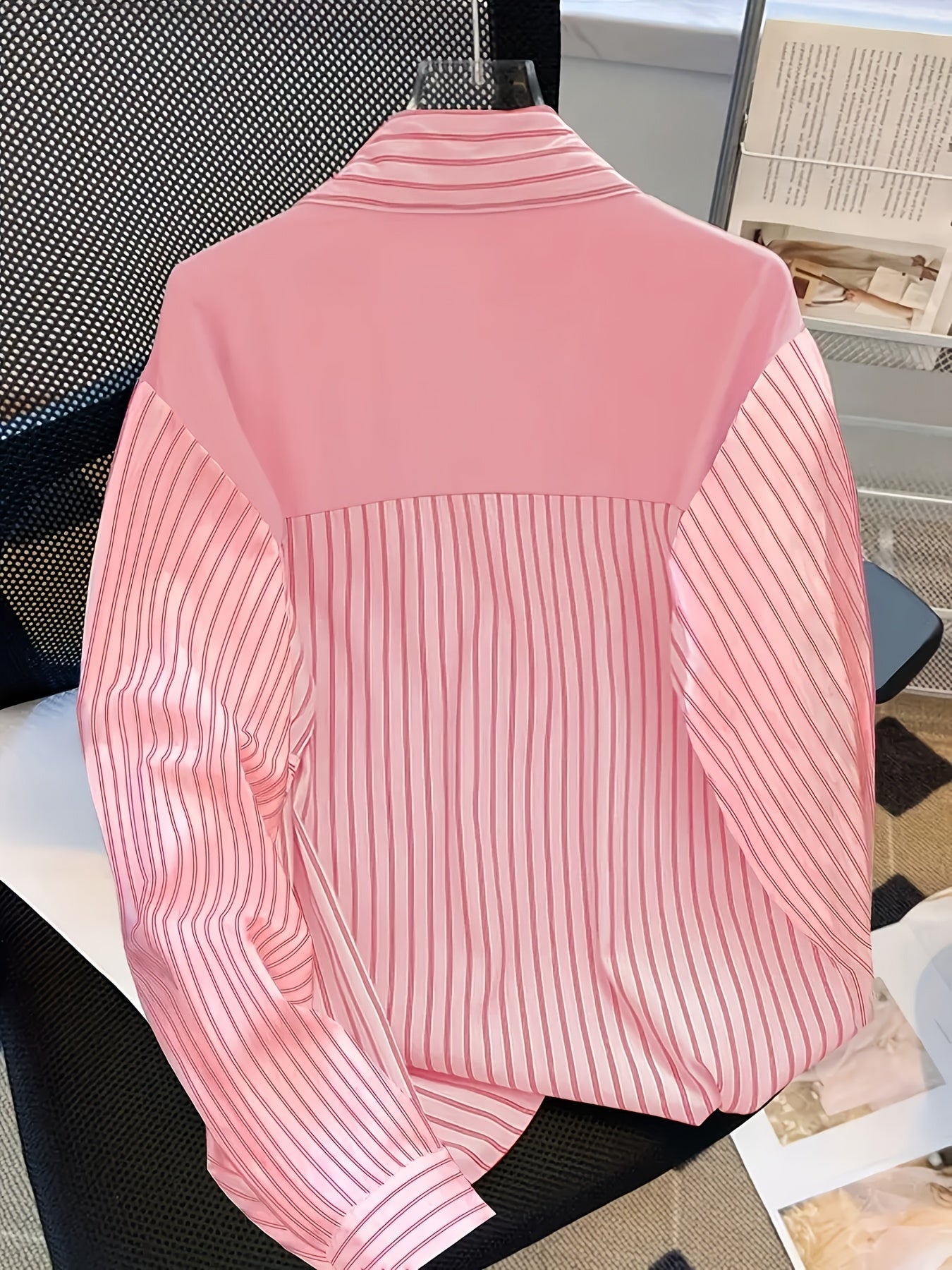 Camisa de rayas para mujer con cuello anudado en rosa