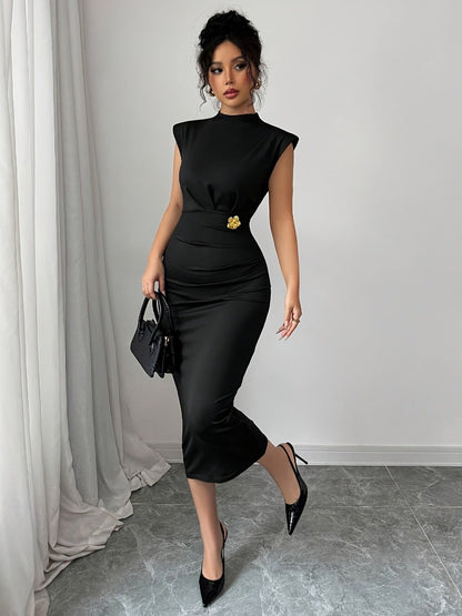 Abito midi aderente elegante da donna con spalle accentuate e dettaglio in vita – Perfetto per occasioni speciali