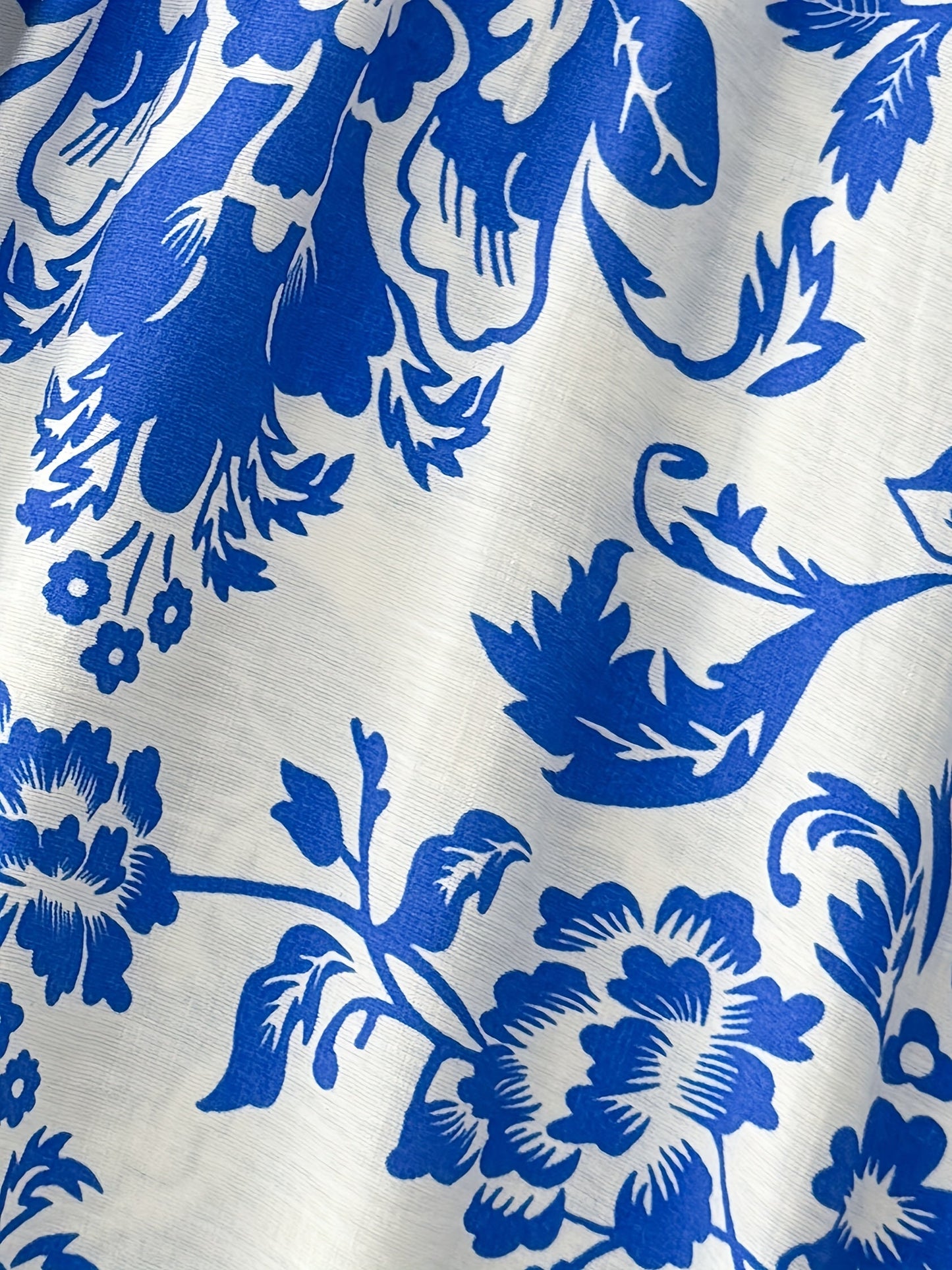 Robe midi d'été pour femme avec motif floral et découpe, tendance et féminine, idéale pour les loisirs et les vacances