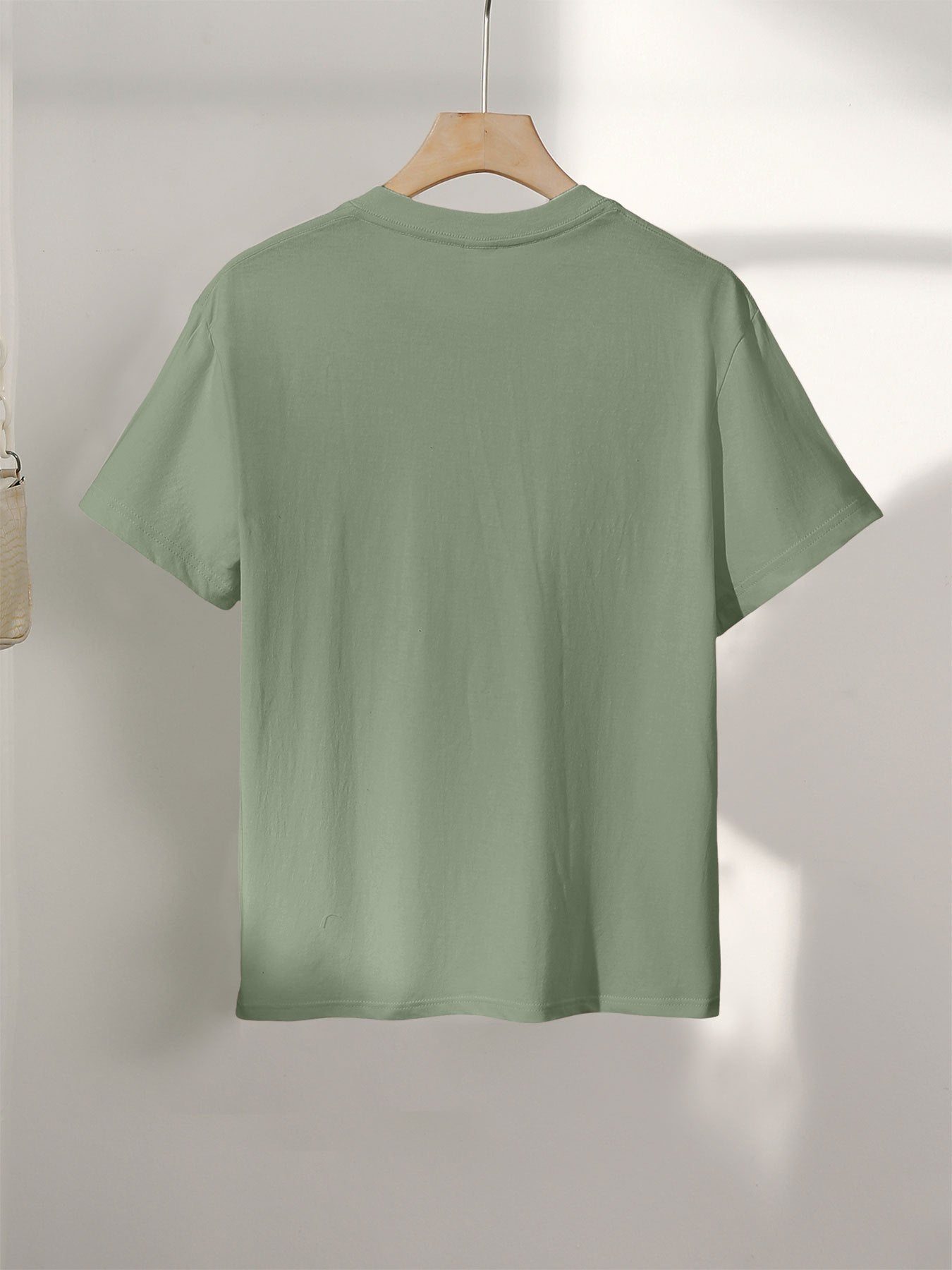 Dame T-shirt med dyreprint og inspirerende citat – moderigtigt fritidsskjorte med leopard- og zebramønster