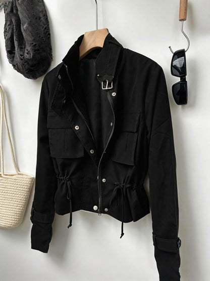 Giacca corta da donna per la mezza stagione in stile utility, con dettaglio di fibbie, tasche e coulisse
