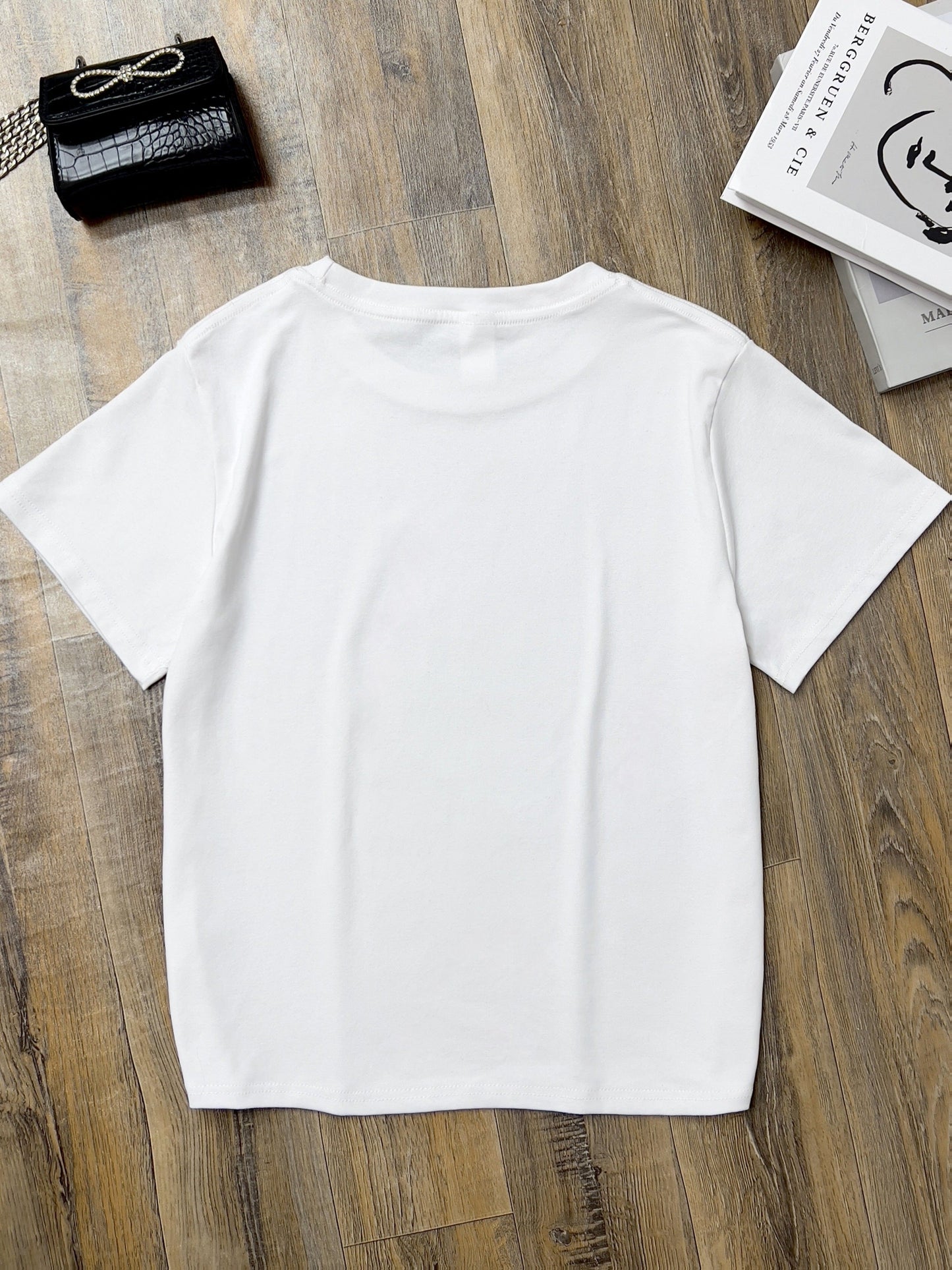 Dam-pyjamaset kortärmad t-shirt och rutiga byxor – bekväm sovdräkt i casualstil