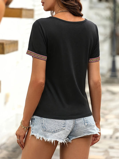 T-shirt elegante da donna con bordatura etnica e scollo a V per primavera ed estate