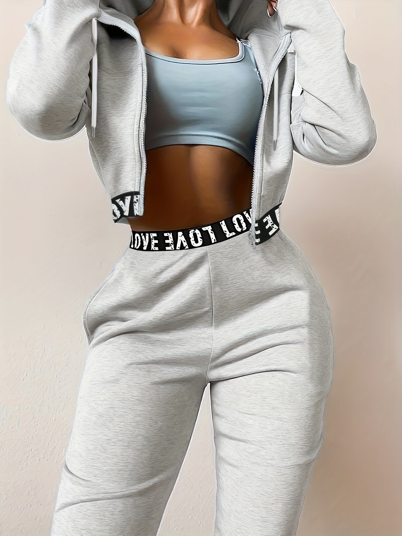 Sportieve dames-loungewear-tweedelige set met cropped hoodie en broek, band met het opschrift ‘LOVE’