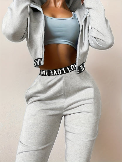 Sportieve dames-loungewear-tweedelige set met cropped hoodie en broek, band met het opschrift ‘LOVE’