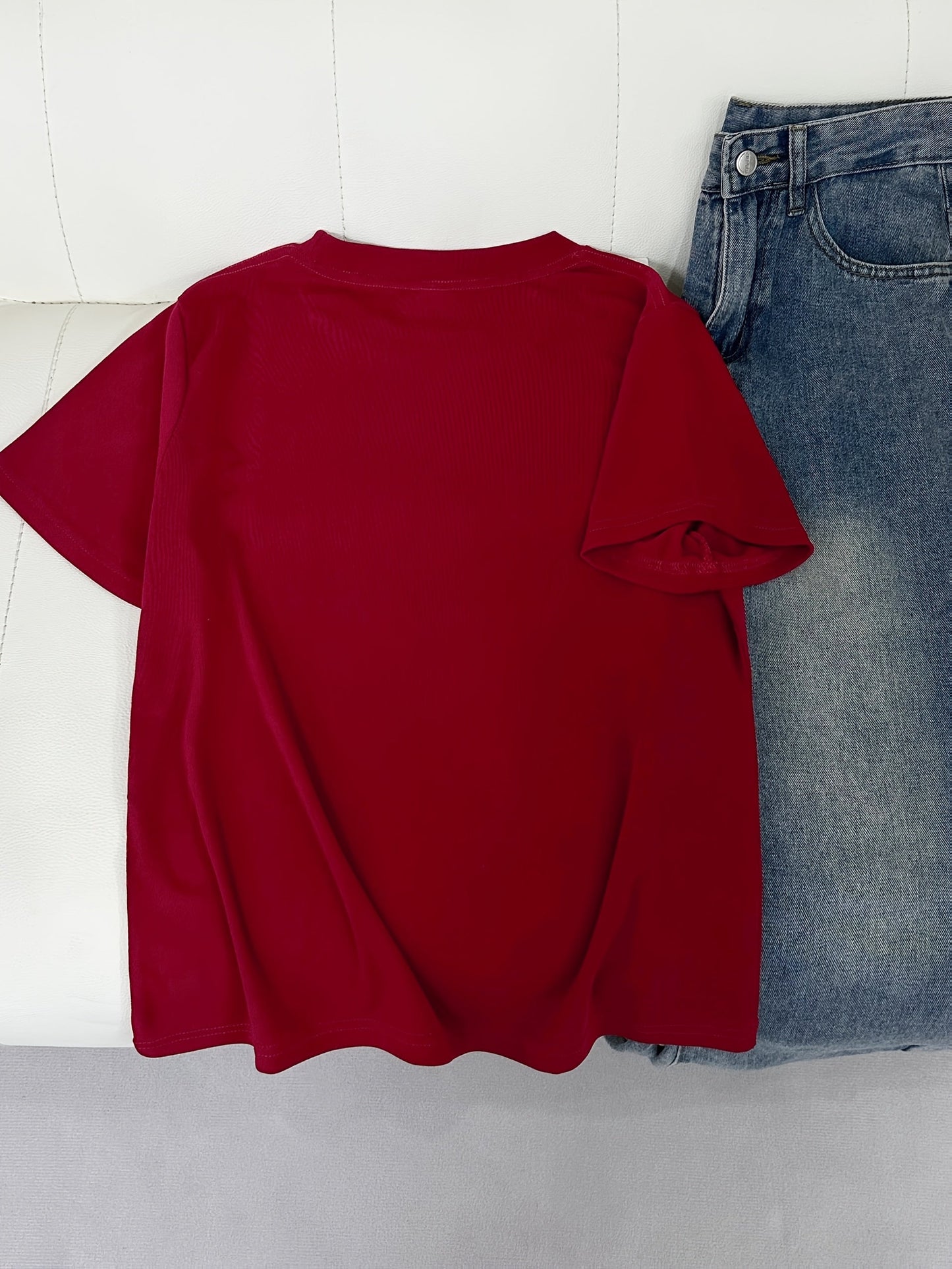 Dam-pyjamaset kortärmad t-shirt och rutiga byxor – bekväm sovdräkt i casualstil