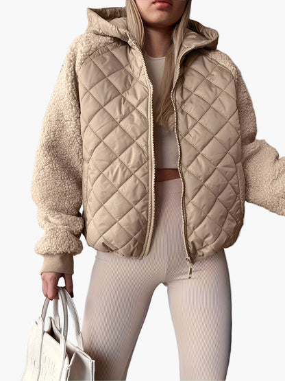 Damernas vadderade jacka med huva och teddyärmar – Moderiktig fritidslook för höst och vinter