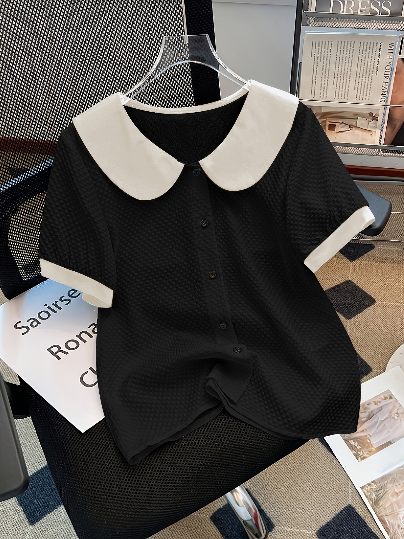 Dam Elegant blus med kontrastkrage och knappslå – Klassisk för kontor och vardag