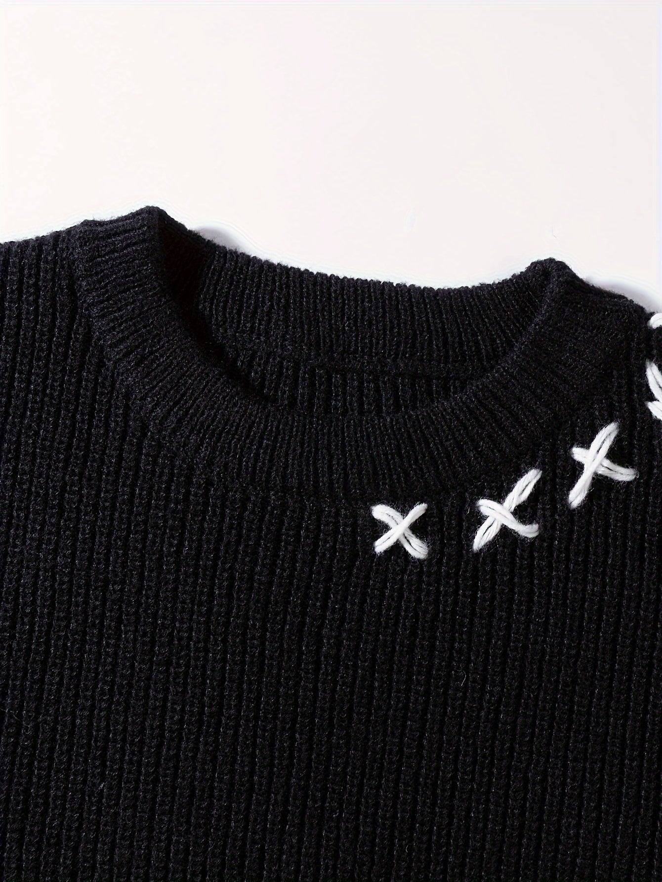 Unisex Strickpullover mit Kreuzstich-Detail und zerrissenem Saum