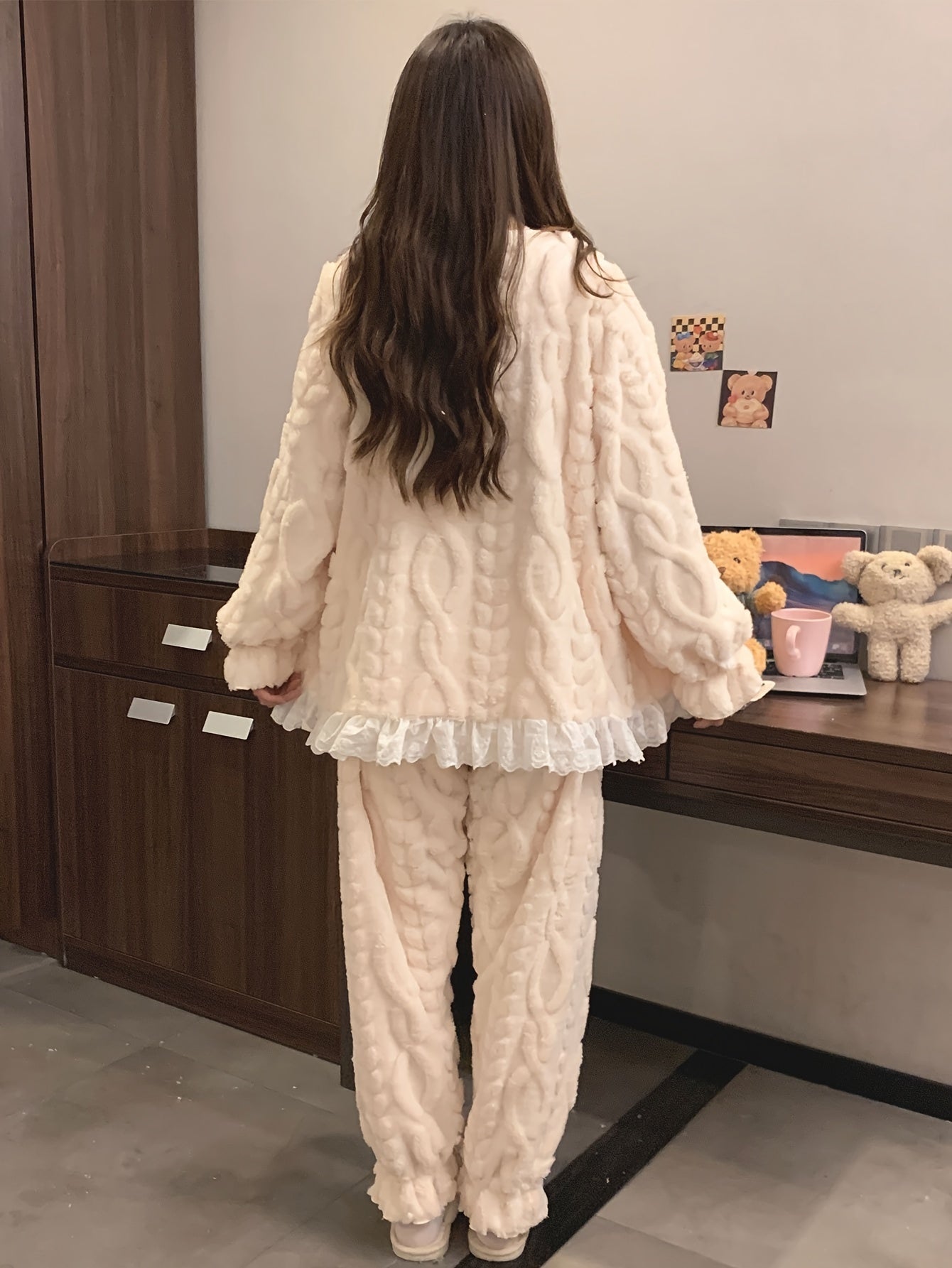 Damen Kuschel-Pyjama Set Hellbeige mit Rüschen und Schleife
