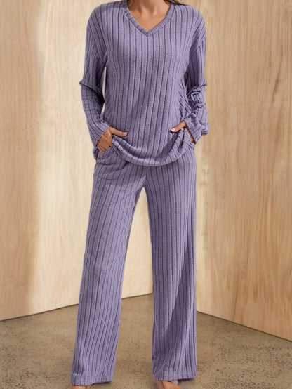 Dame-loungewear-sæt i rib med V-hals, overdel og løse bukser, afslappet, violet
