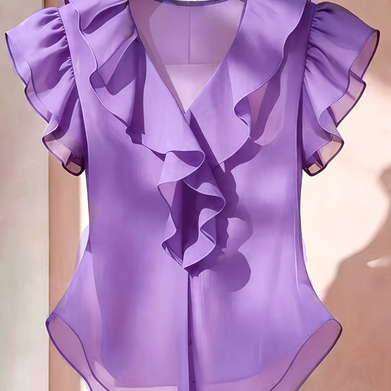 Damevolantbluse med V-hals og volanger – Elegant chiffongbluse for kontor og kveld