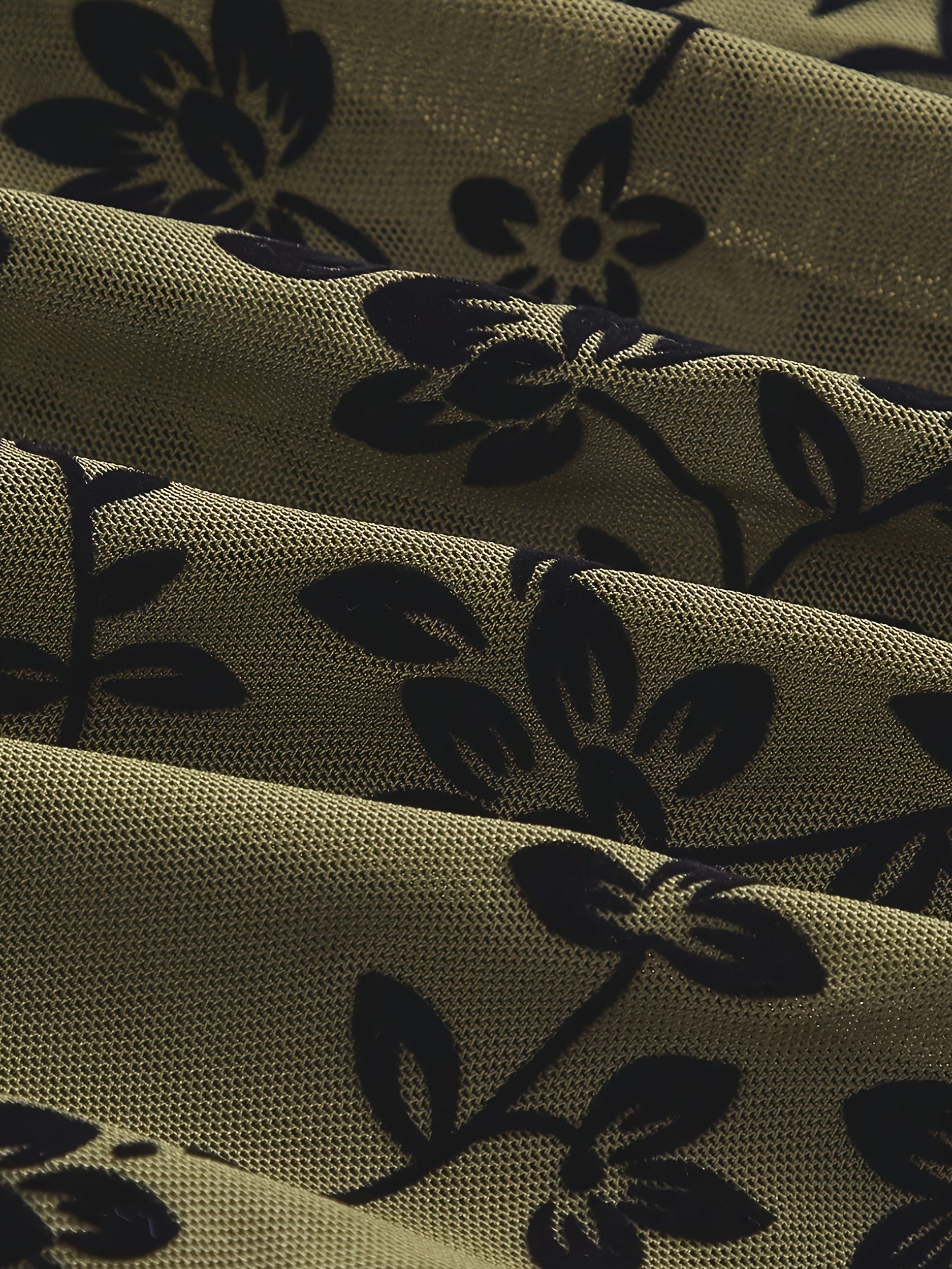Dame Croptopp i mesh med blomsterprint og ståkrage – Elegant sommerstil
