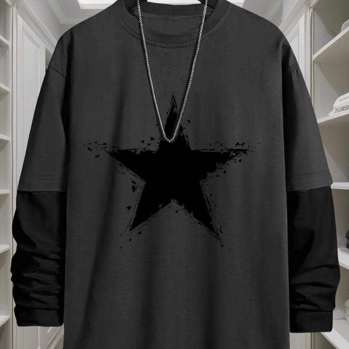 Herre-langærmet T-shirt med to-lagslook, stjerneprint og rund hals