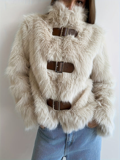 Giacca da donna in pelliccia sintetica beige con fibbie e collo alto