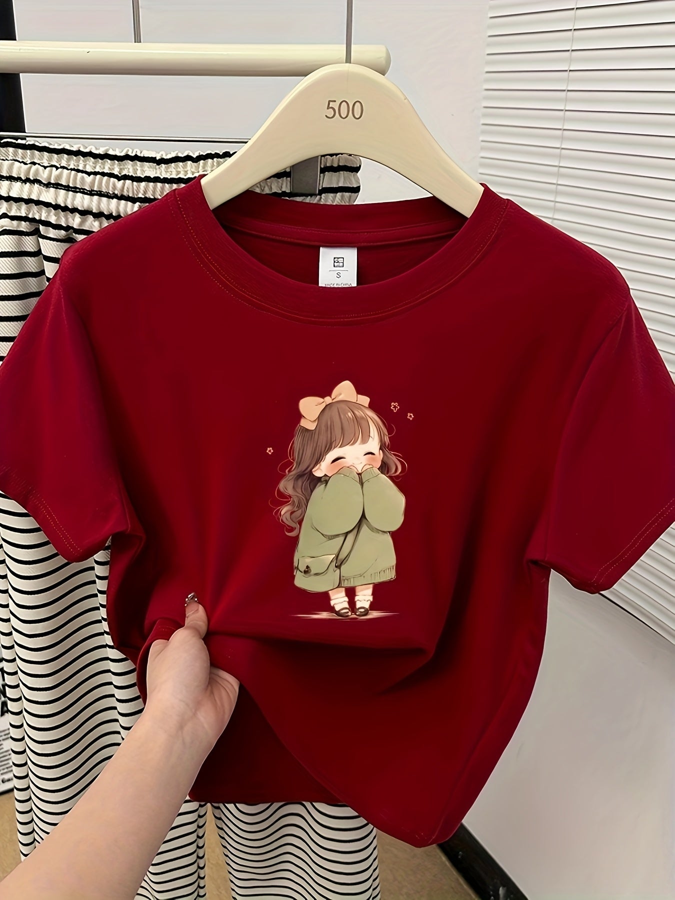 Dam-pyjamaset kortärmad t-shirt och rutiga byxor – bekväm sovdräkt i casualstil