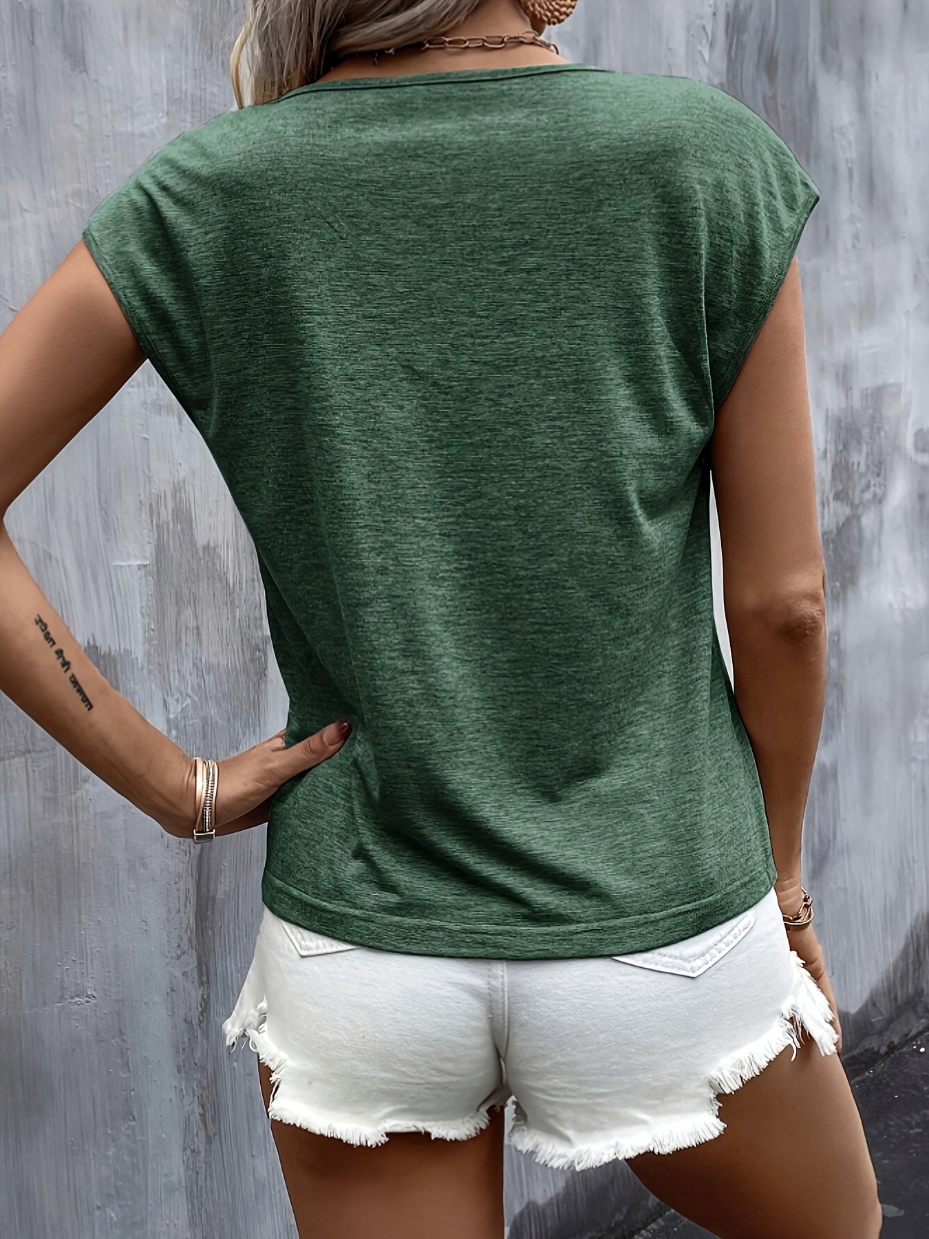 Damen T-Shirt mit Herzprint und V-Ausschnitt – Lässiges Sommer-Top für Freizeit und Alltag