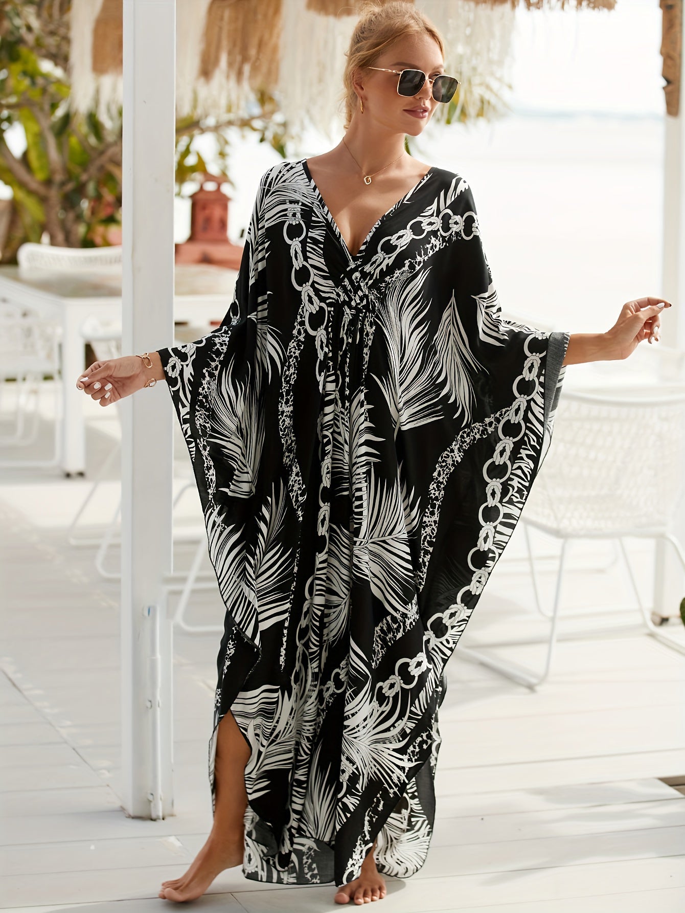 Kaftan de luxe pour femme – motif tropical de palmiers et chaînes, parfait comme paréo de plage ou de piscine