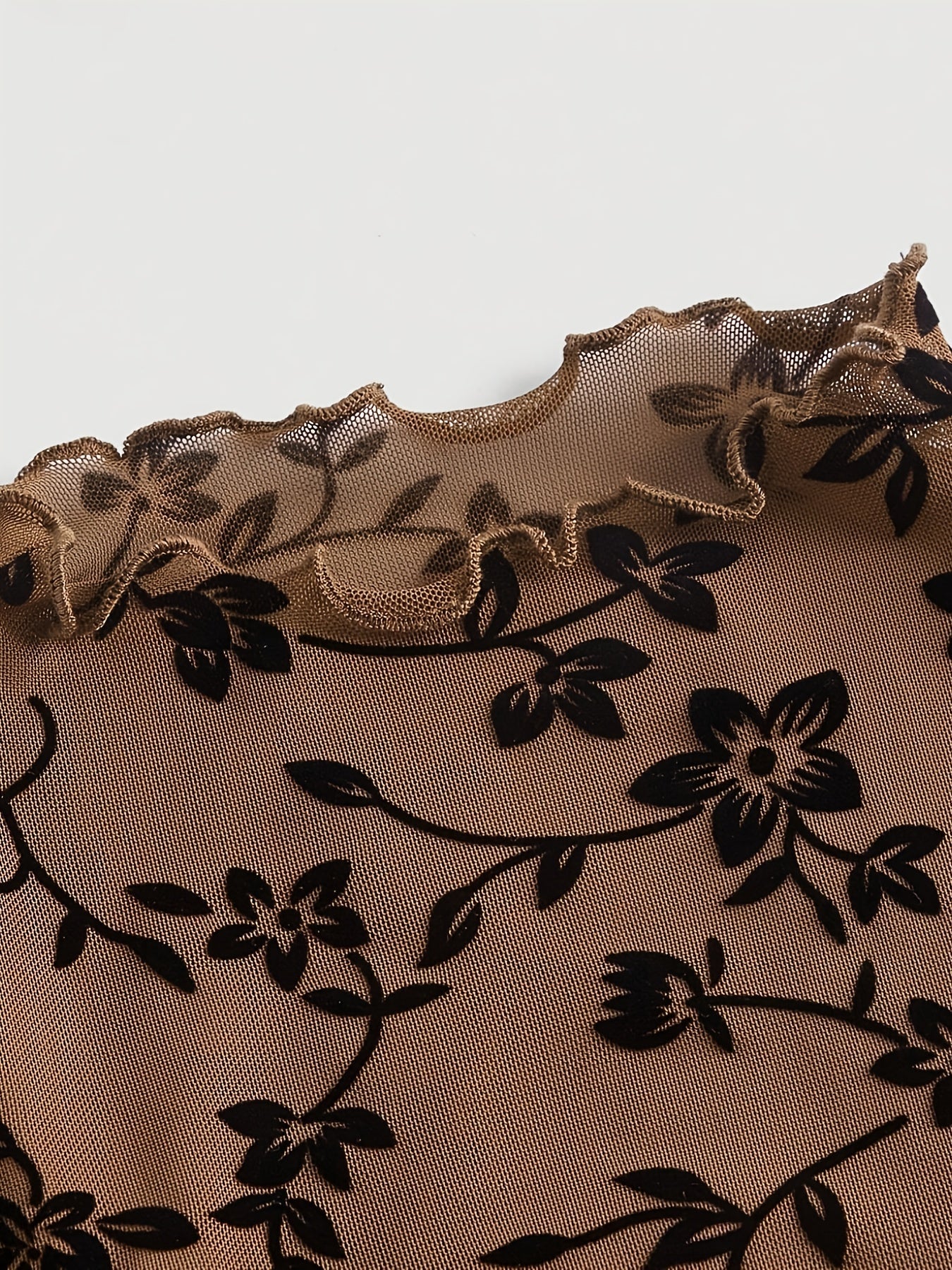 Dame Croptopp i mesh med blomsterprint og ståkrage – Elegant sommerstil