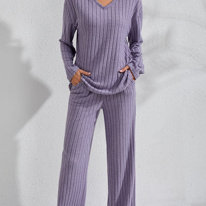 Dame-loungewear-sæt i rib med V-hals, overdel og løse bukser, afslappet, violet