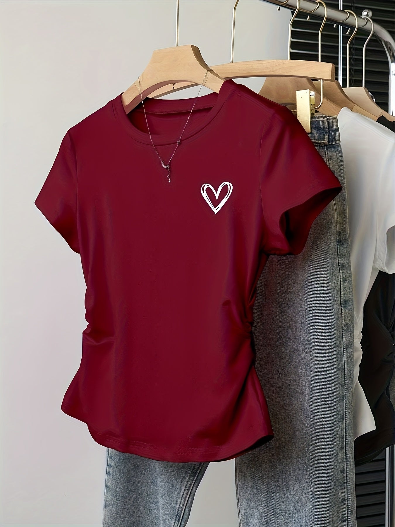 Camiseta para mujer con estampado de corazón y corte moderno – Ideal para día a día y ocio