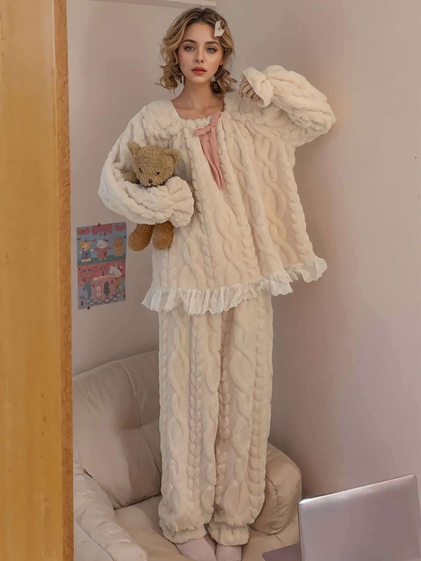 Damen Kuschel-Pyjama Set Hellbeige mit Rüschen und Schleife