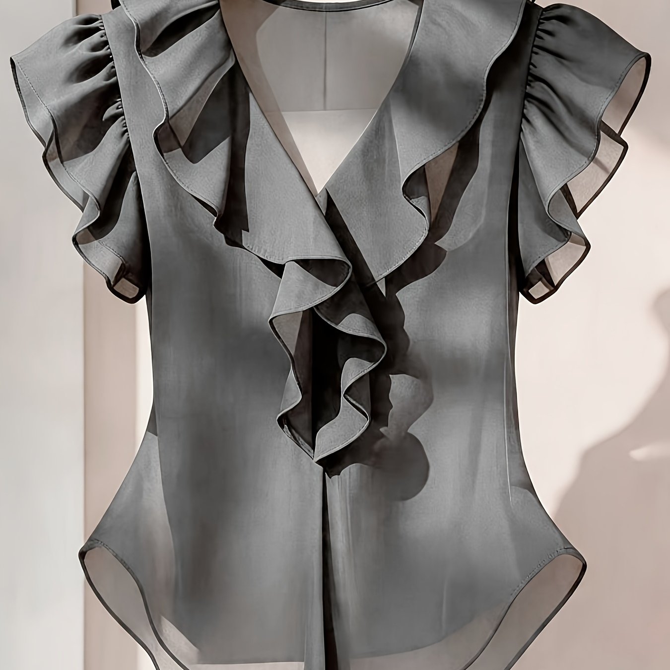 Damevolantbluse med V-hals og volanger – Elegant chiffongbluse for kontor og kveld