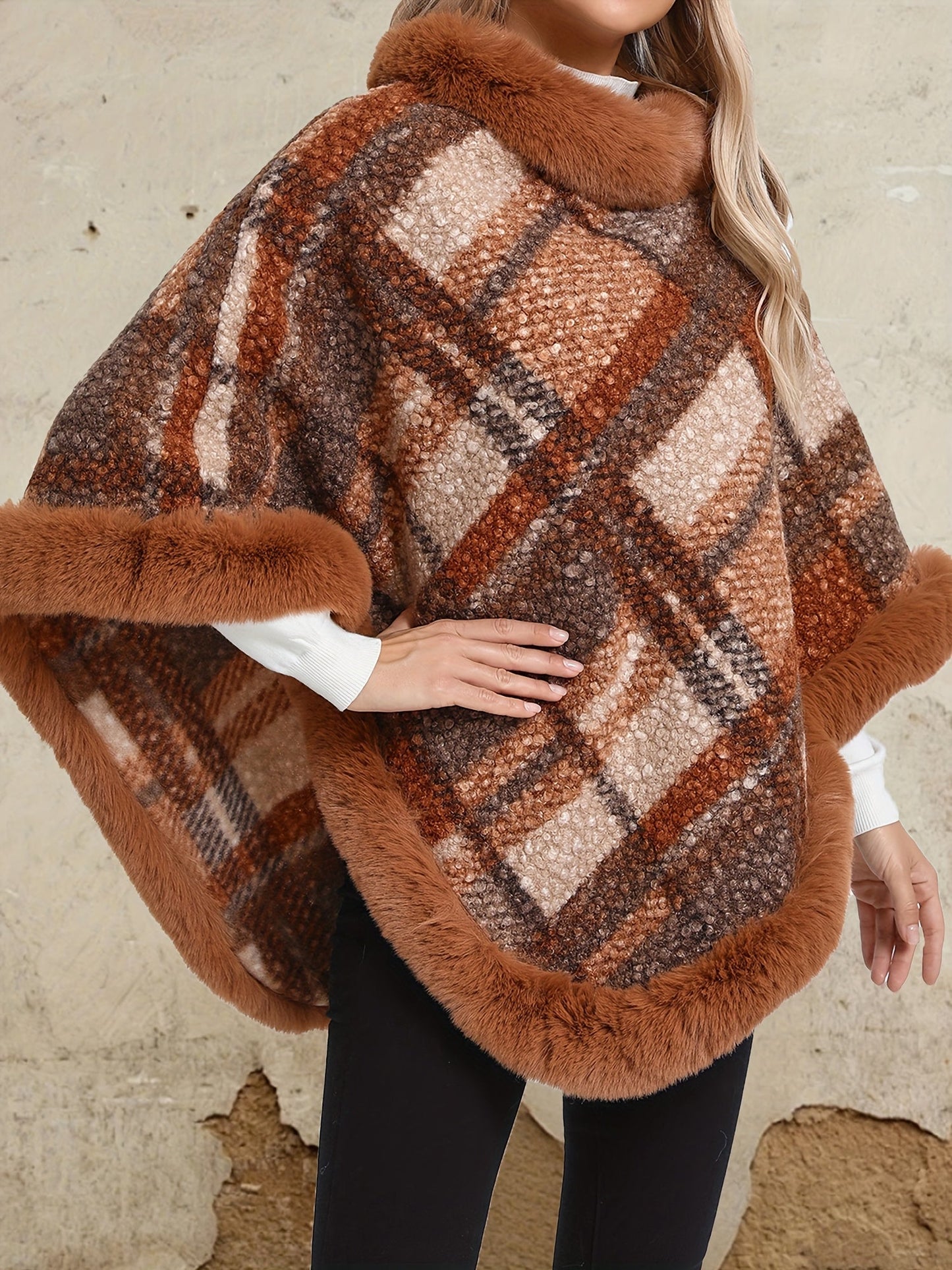 Damen Poncho mit Fellimitatbesatz, kariert, in Brauntönen oder Grau