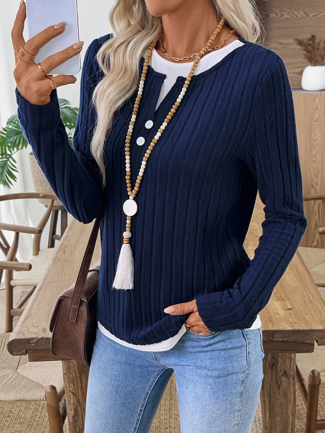 Dame-langærmet bluse i ribstrik med Henley-udskæring, marineblå