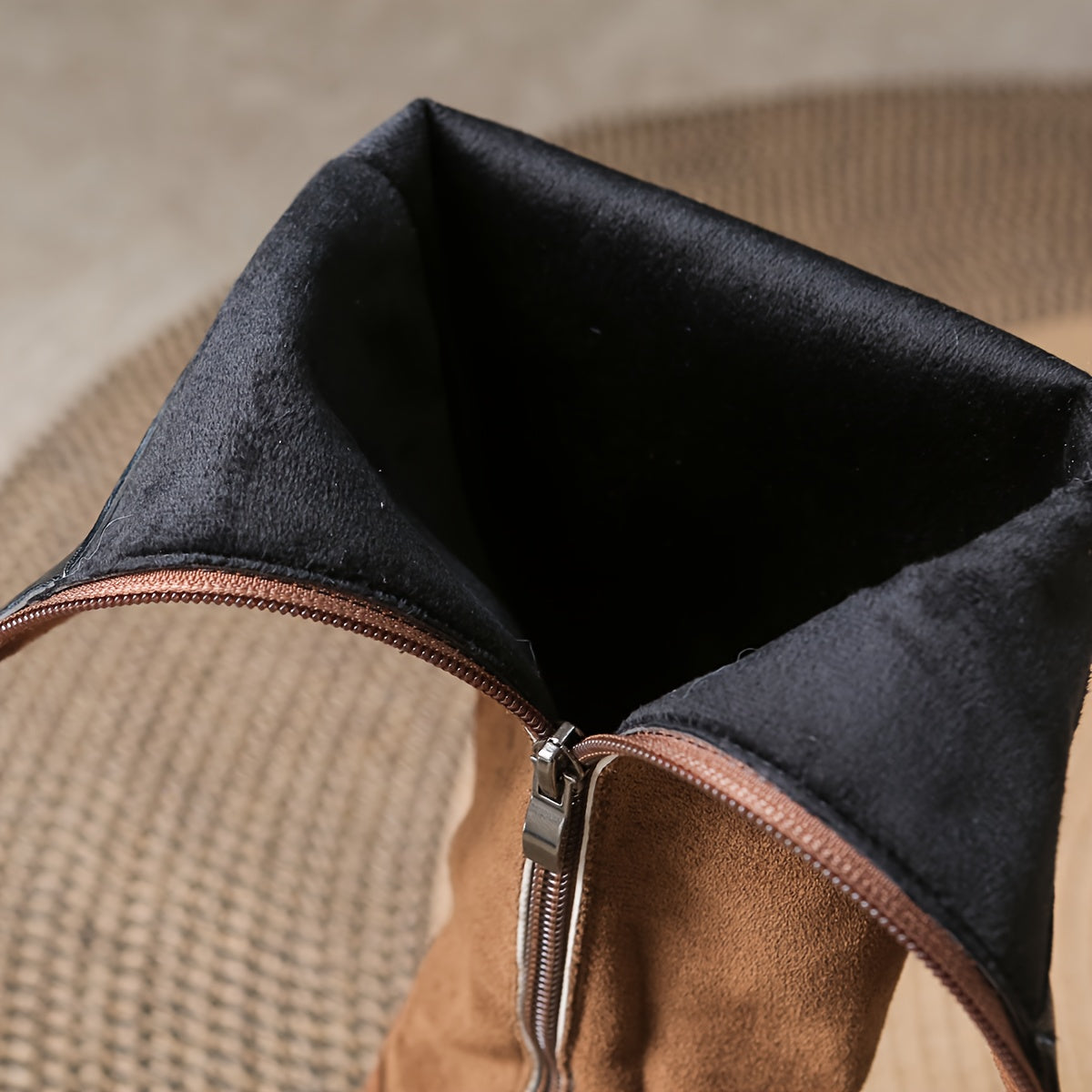 Halcyon | Kniehoge laarzen voor dames met goudkleurige knoopdetails