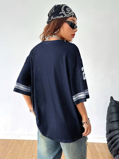 Damska oversize koszulka streetwearowa z nadrukiem numerów i luźne, postrzępione jeansy – swobodny miejski styl