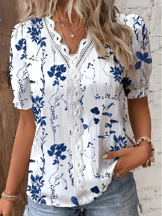 Damebluse med blomsterprint og blonder – Elegant fritidsstil for vår og sommer