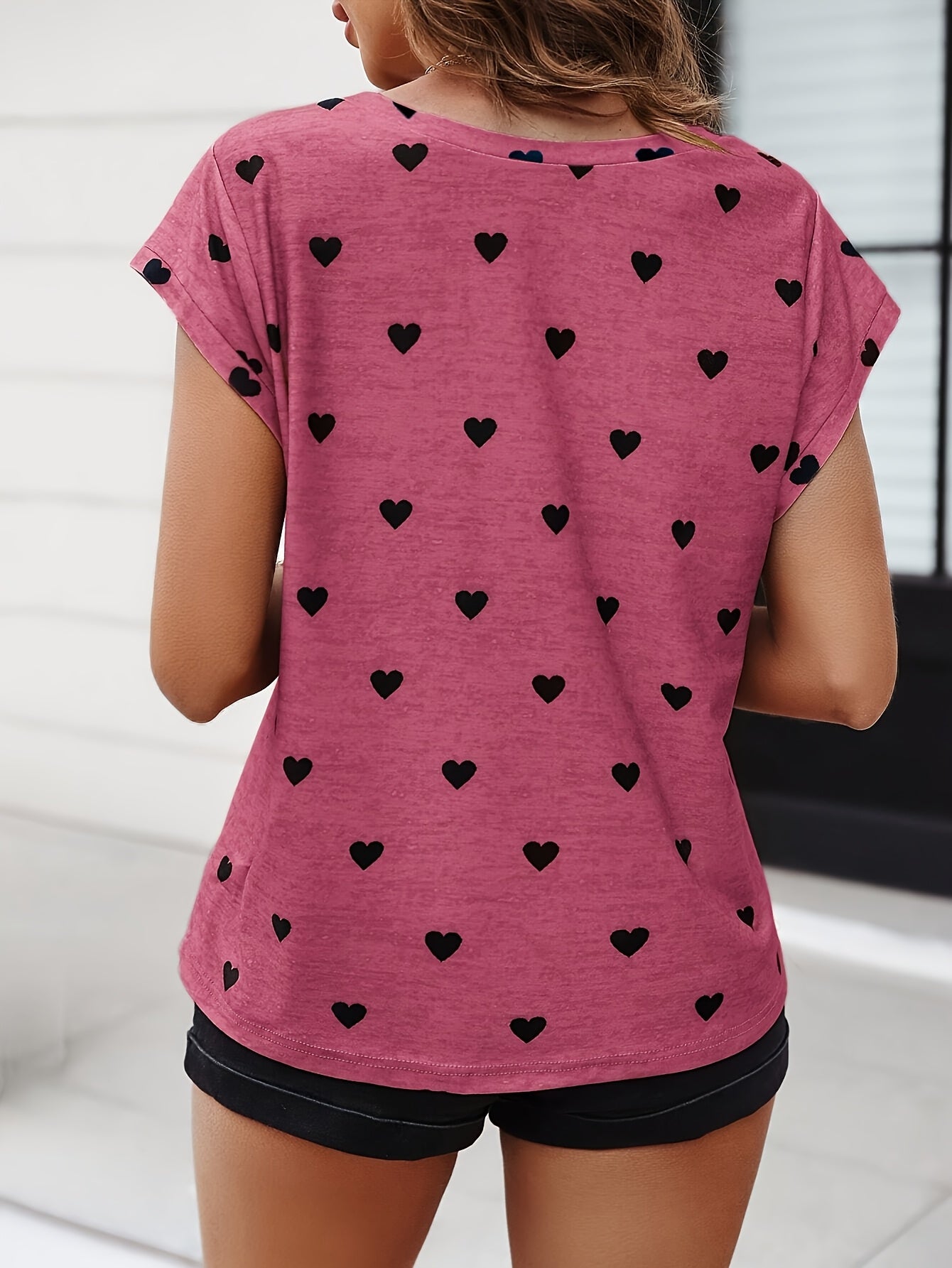 T-shirt élégant pour femme à motif cœur avec col en V – mode estivale décontractée