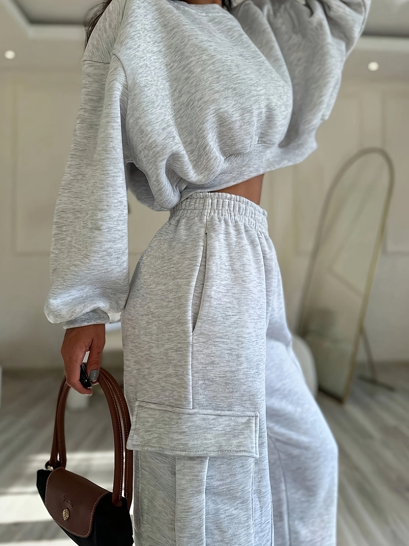 Completo da casa da donna grigio a due pezzi: felpa corta e pantaloni cargo