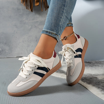 Damsneakers i retrostil med sportig design för vardag och fritid