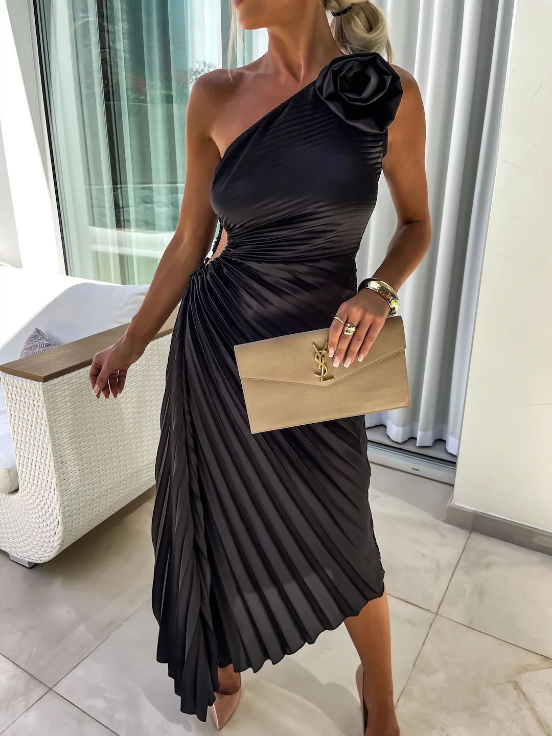 Abito cocktail plissé monospalla da donna con applicazione floreale – Elegante abito da sera asimmetrico per feste ed eventi