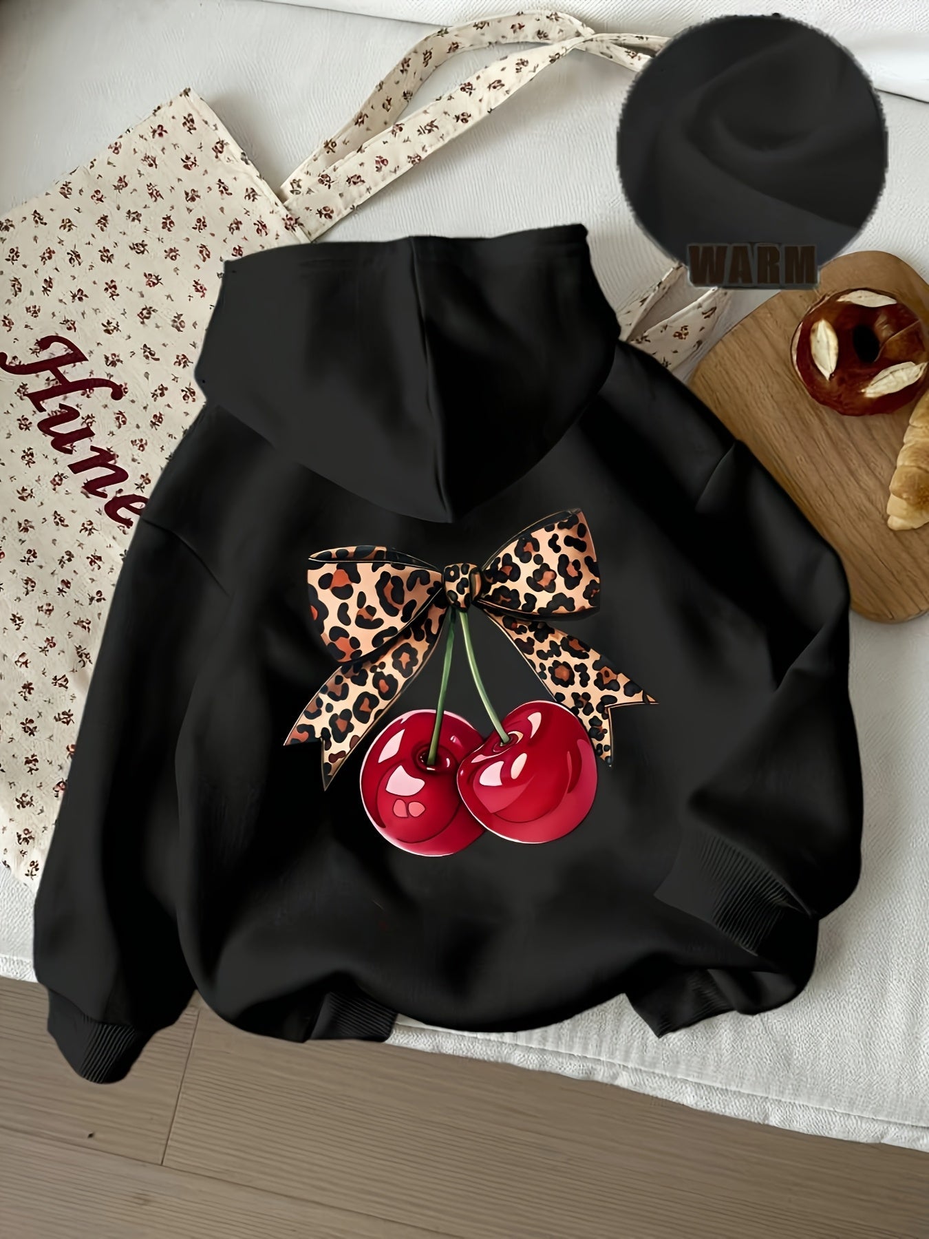 Zwarte dameshoodie met strikprint van kersen en luipaardmotief, casual hoodie met capuchon